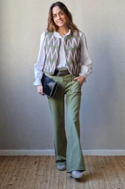 Pantalón bolsillos con tachuelas verde militar