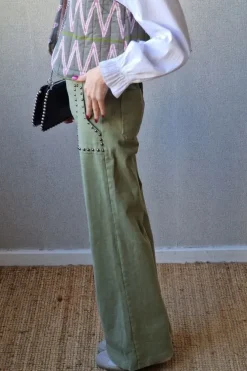 Pantalón bolsillos con tachuelas verde militar