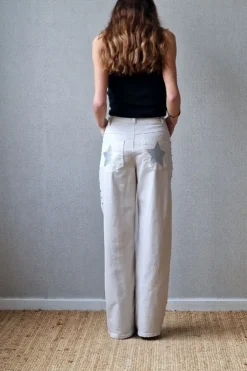Pantalón con estrella y tachas beige