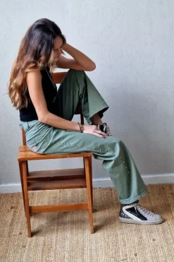 Pantalón con estrella y tachas verde militar