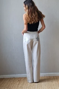 Pantalón con estrella y tachas beige