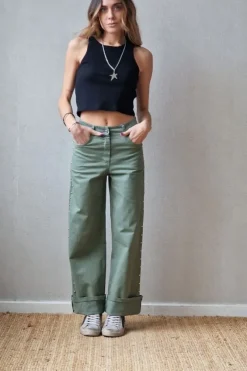 Pantalón con estrella y tachas verde militar