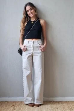 Pantalón con estrella y tachas beige