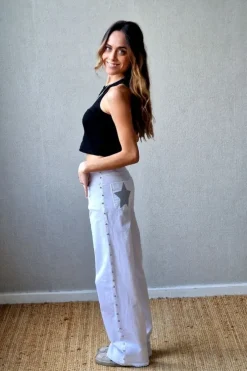 Pantalón con estrella y tachas blanco