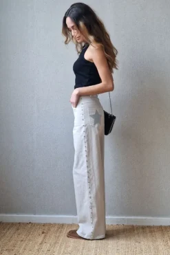 Pantalón con estrella y tachas beige