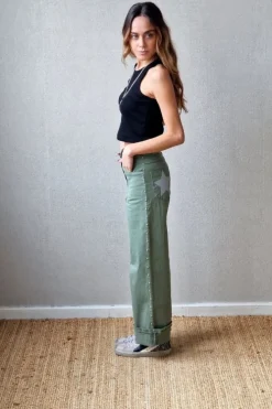 Pantalón con estrella y tachas verde militar