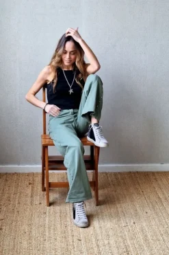 Pantalón con estrella y tachas verde militar
