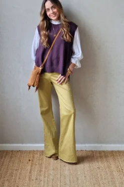 Pantalón con estrellas bordadas mostaza