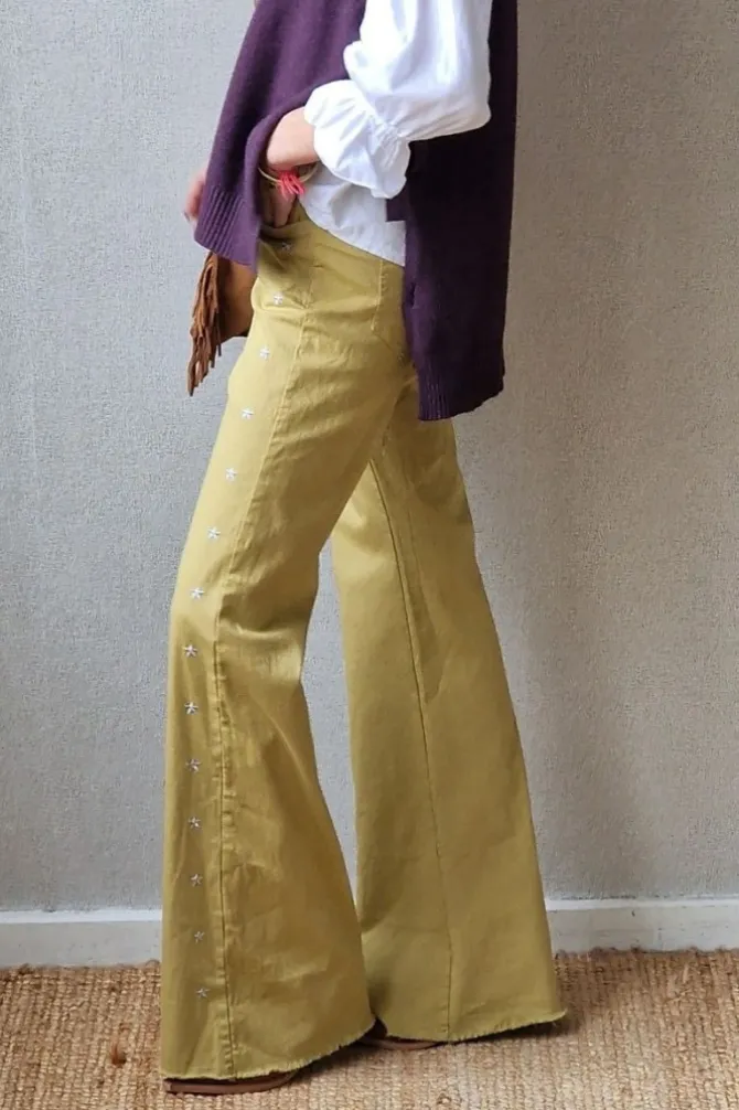 Pantalón con estrellas bordadas mostaza