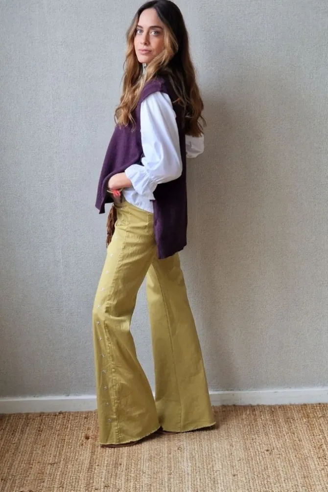 Pantalón con estrellas bordadas mostaza