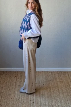 Pantalón con tachuelas beige