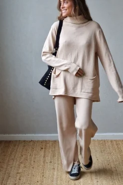 Pantalón recto de punto beige