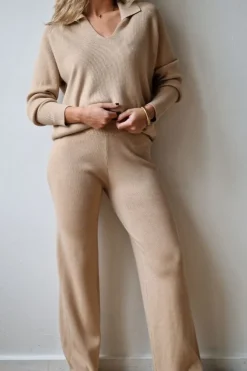 Pantalón recto de punto camel