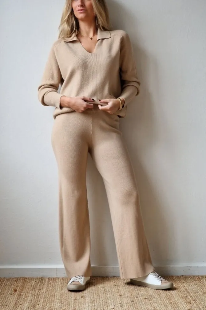 Pantalón recto de punto camel