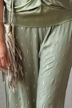 Pantalón tipo bambula verde militar y lurex dorado