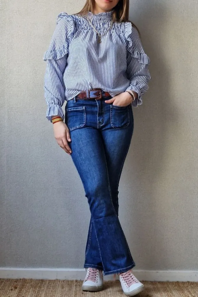Pantalón vaquero con bolsillos delante azul