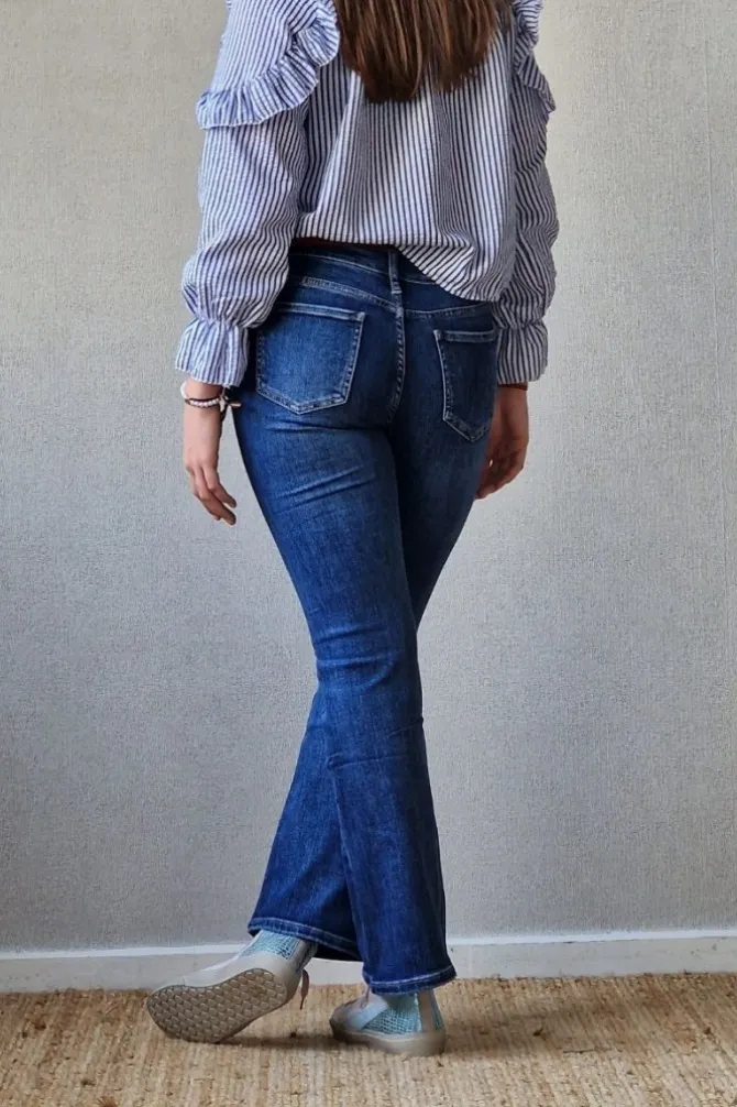 Pantalón vaquero con bolsillos delante azul