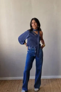 Pantalón vaquero tiro alto con botones
