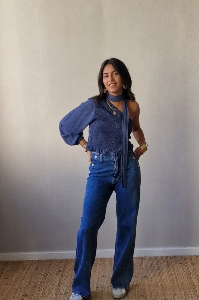 Pantalón vaquero tiro alto con botones