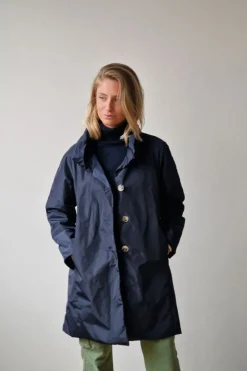 Parka larga tipo chubasquero azul marino