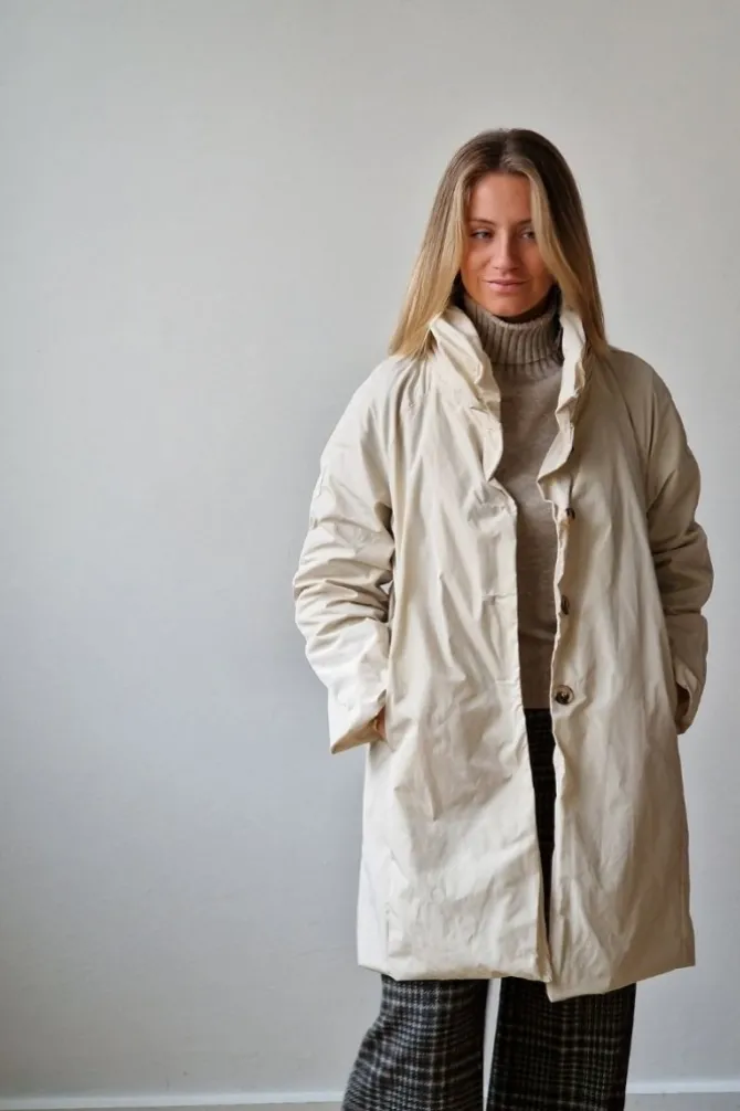 Parka larga tipo chubasquero beige