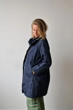 Parka larga tipo chubasquero azul marino
