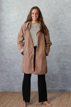 Parka tipo chubasquero camel