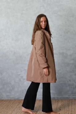 Parka tipo chubasquero camel