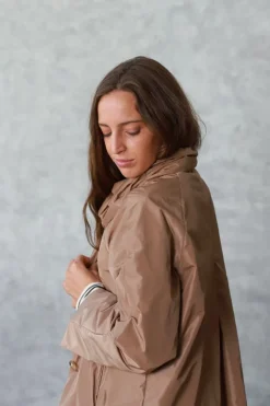 Parka tipo chubasquero camel