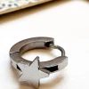 Pendiente aro con estrella plateada