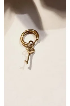 Pendiente combinable de acero aro con llave dorada