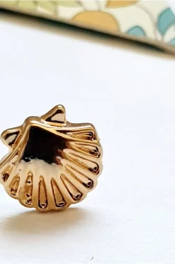 Pendiente dorado concha