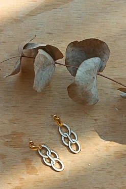 Pendientes de acero con detalles en color blanco