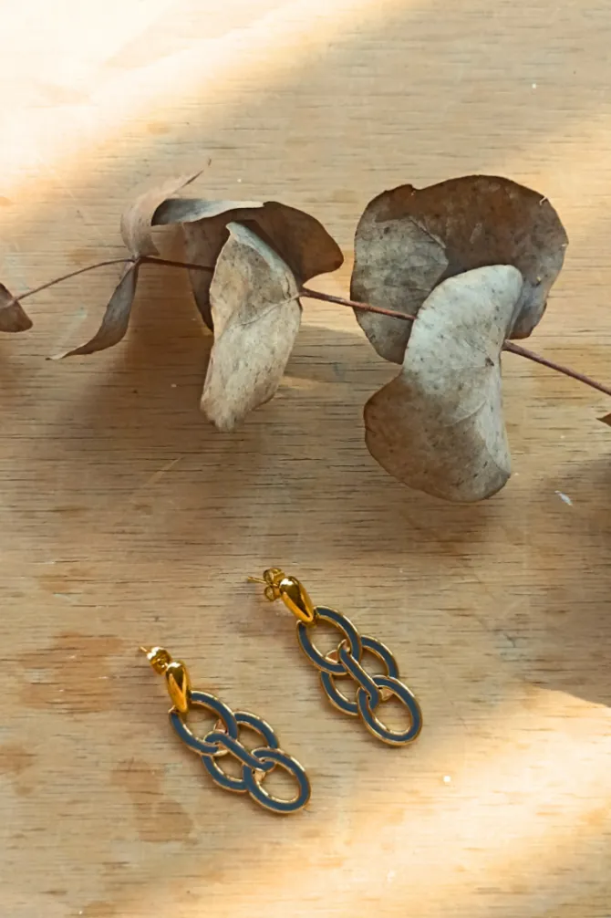 Pendientes de acero con detalles en color gris oscuro