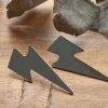 Pendientes de acero con relámpago plata