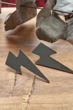 Pendientes de acero con relámpago plata