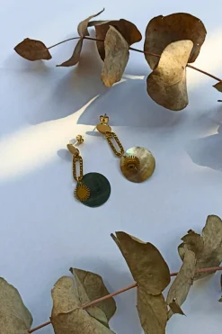 Pendientes dorados de acero y nacar con detalle sol