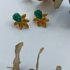 Pendientes dorados de acero inoxidable con piedras verdes