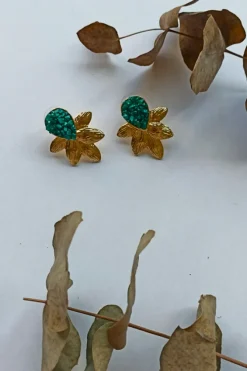 Pendientes dorados de acero inoxidable con piedras verdes
