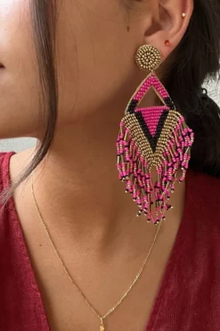 Pendientes flecos abalorios fucsia