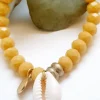 Pulsera ajustable con piedras y conchas amarilla