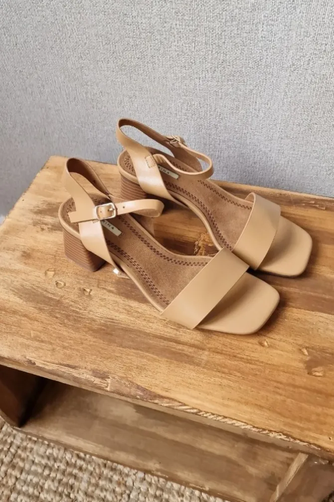 Sandalia tacón medio camel