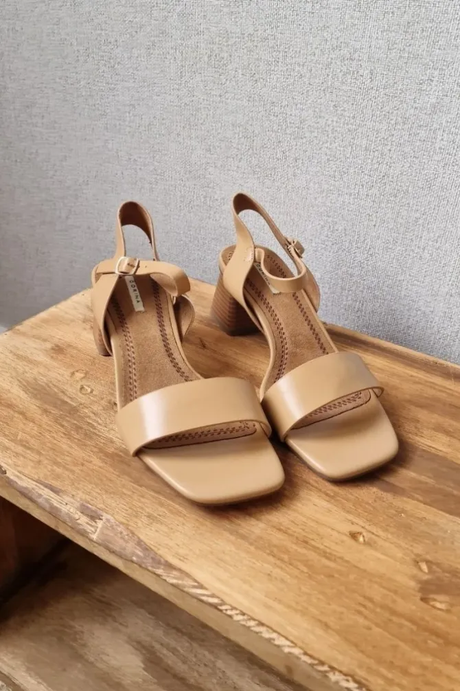 Sandalia tacón medio camel