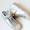Sneakers blancas con detalles de tachuelas