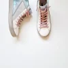 Sneakers blancas con detalles en azul