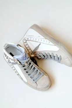 Sneakers blancas con detalles de tachuelas