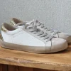 Sneakers blancas con detalles dorado