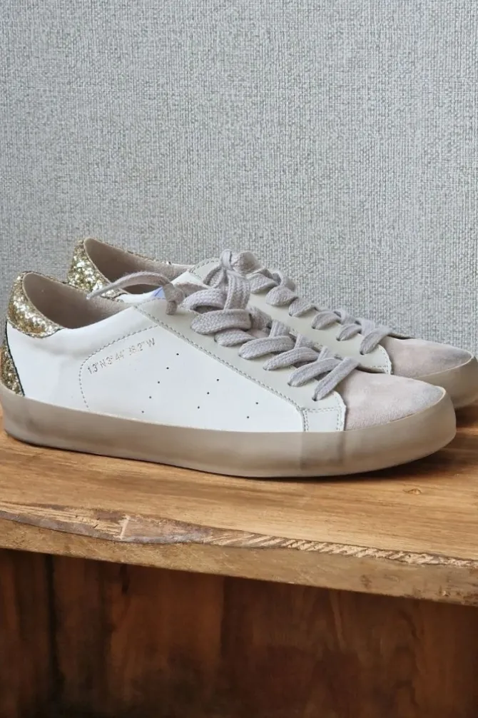 Sneakers blancas con detalles dorado
