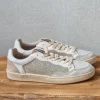 Sneakers blancas con detalles glider dorado