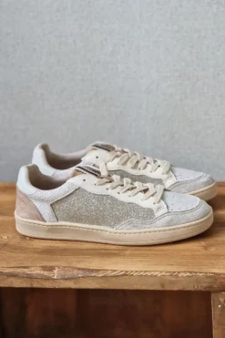 Sneakers blancas con detalles glider dorado